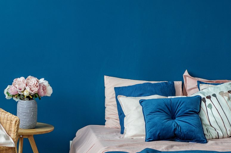 quarto azul marinho e branco