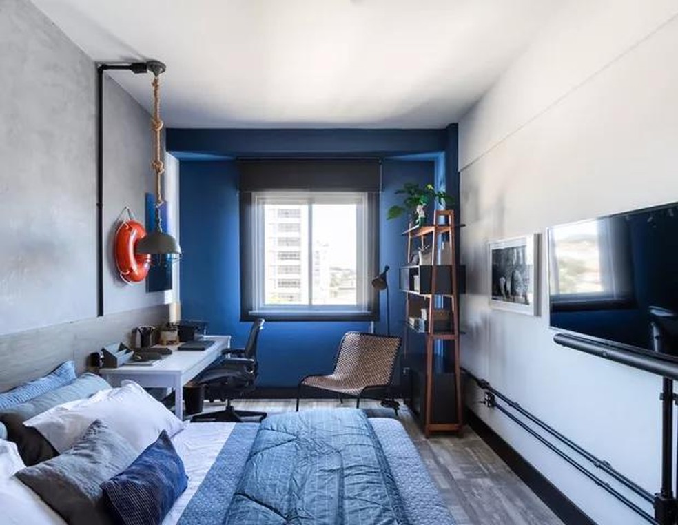 quarto azul marinho e branco