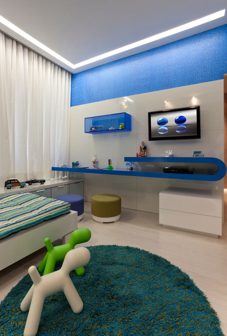 quarto azul marinho e branco