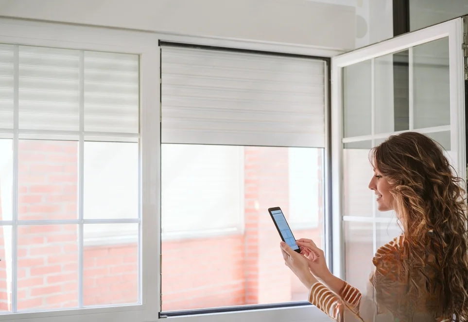 quarto com automação de cortinas