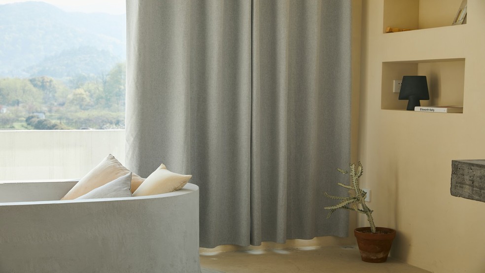 quarto com automação de cortinas