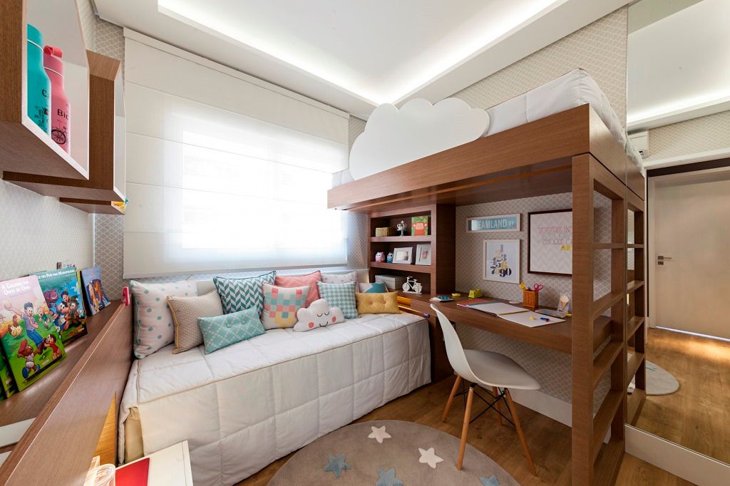 quarto com beliche e escrivaninha
