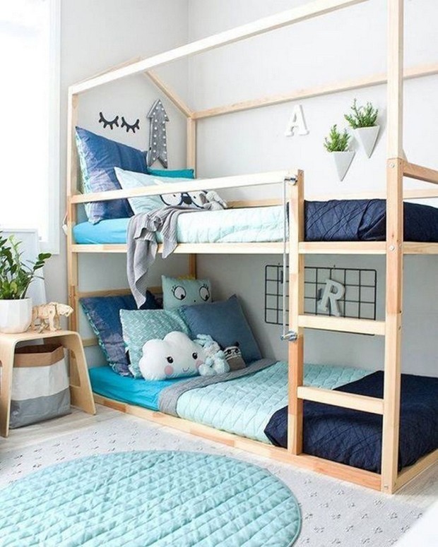 quarto com beliche e escrivaninha