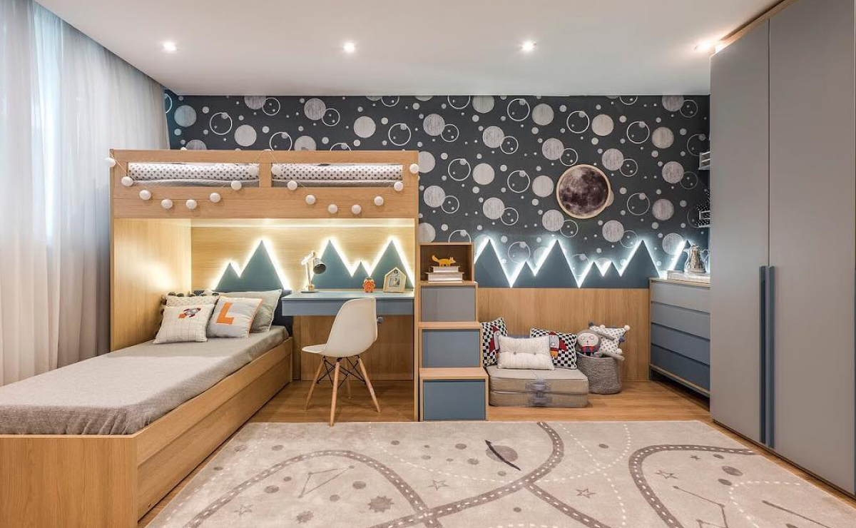 quarto com beliche e escrivaninha