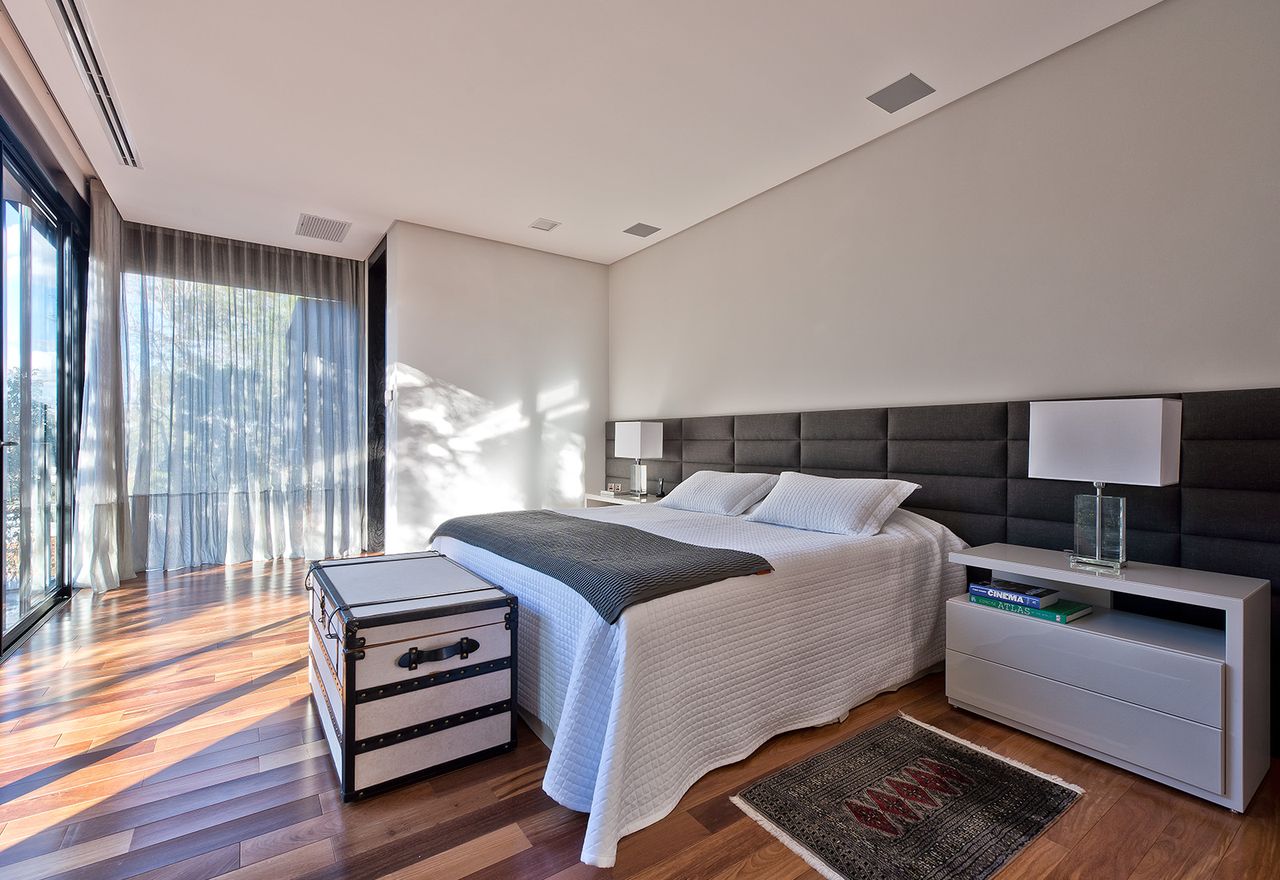 quarto com parede de vidro