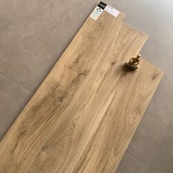 Porcelanato Amadeirado vs. Madeira Natural: Qual a Melhor Escolha para seu Quarto?