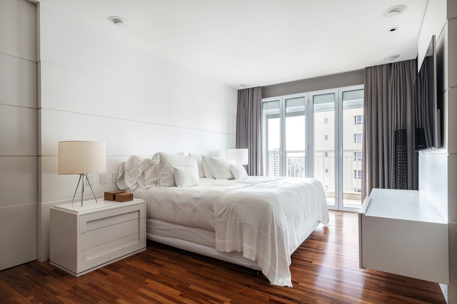 quarto com piso de taco restaurado