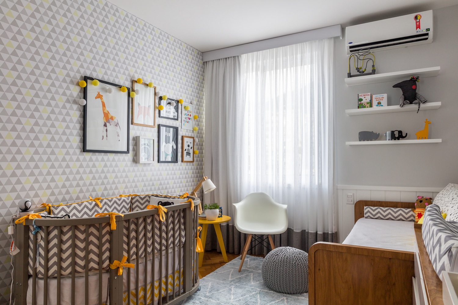 quarto de bebê cinza e amarelo