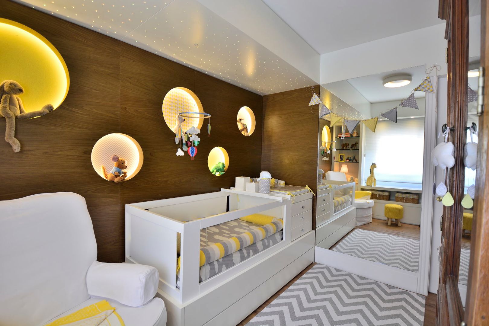 Decoração de Quarto de Bebê Cinza e Amarelo com Orçamento Limitado