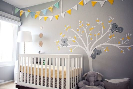 quarto de bebê cinza e amarelo