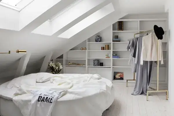 Cores e Texturas: O Segredo para um Quarto no Sótão Mais Amplo e Aconchegante