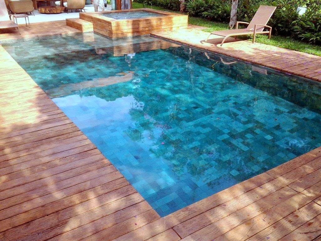 Como escolher o piso antiderrapante ideal para a borda da sua piscina