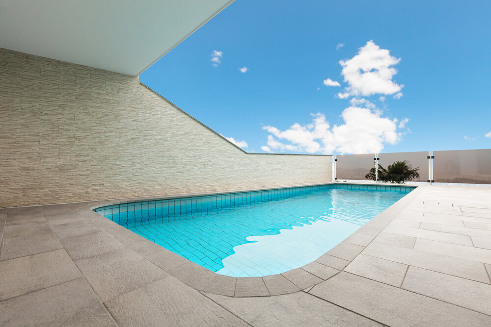Guia completo de preços: quanto custa revestir sua piscina com diferentes materiais