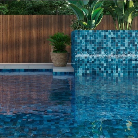 Pedras naturais vs. cerâmica: qual o melhor revestimento para sua piscina?