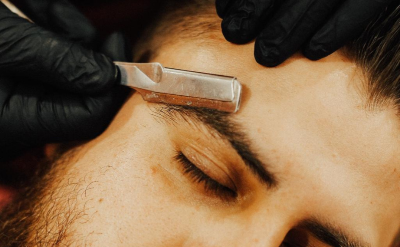 Como corrigir falhas na sobrancelha masculina e estimular o crescimento
