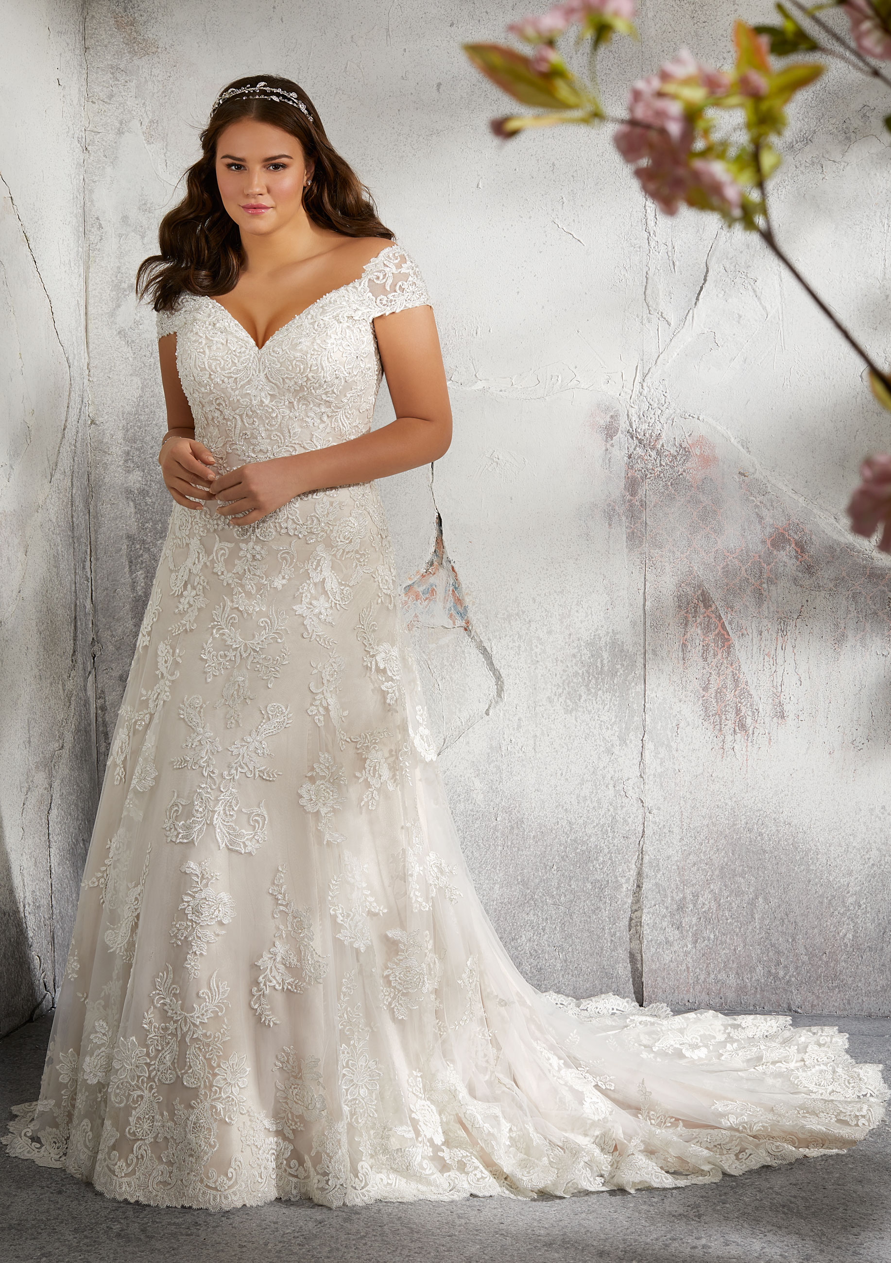 Tecidos Perfeitos para Vestidos de Noiva Plus Size: Leveza e Elegância