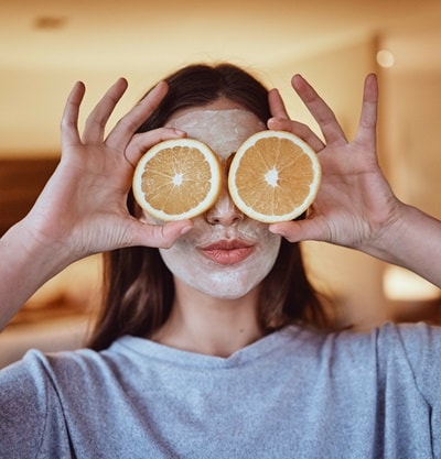 Vitamina C para Manchas: Como Usar para Clarear e Uniformizar o Tom da Pele