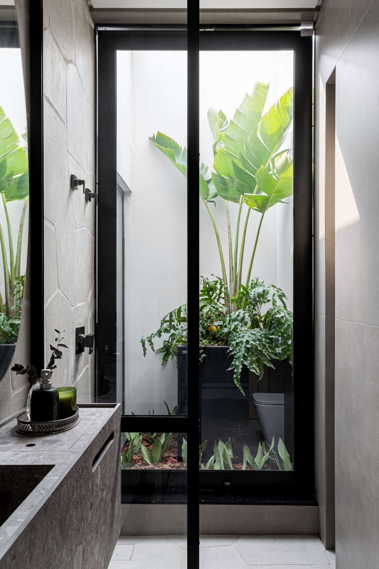 banheiro com jardim de inverno