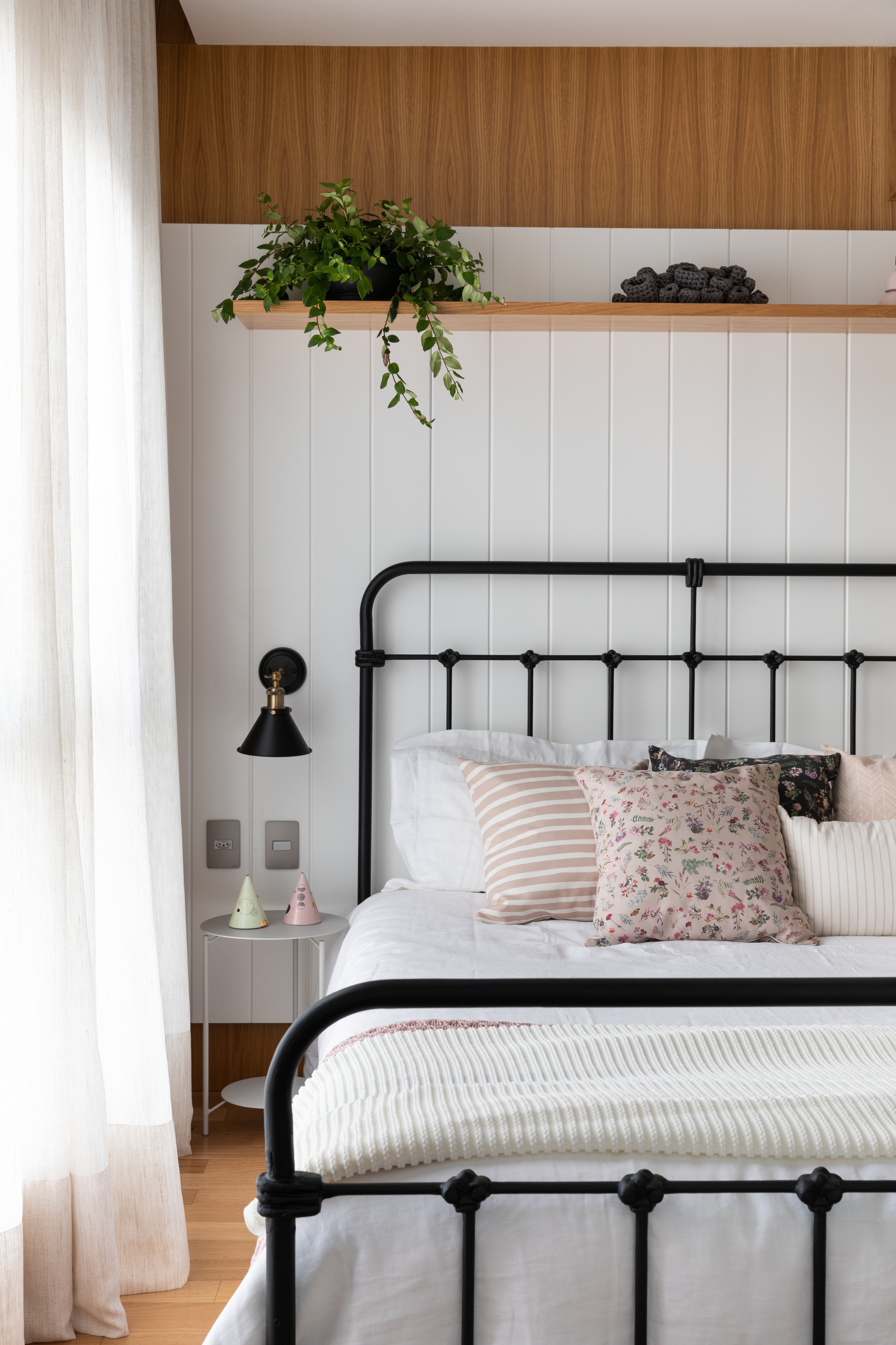 ideias de decoração com cabeceira de ferro vintage