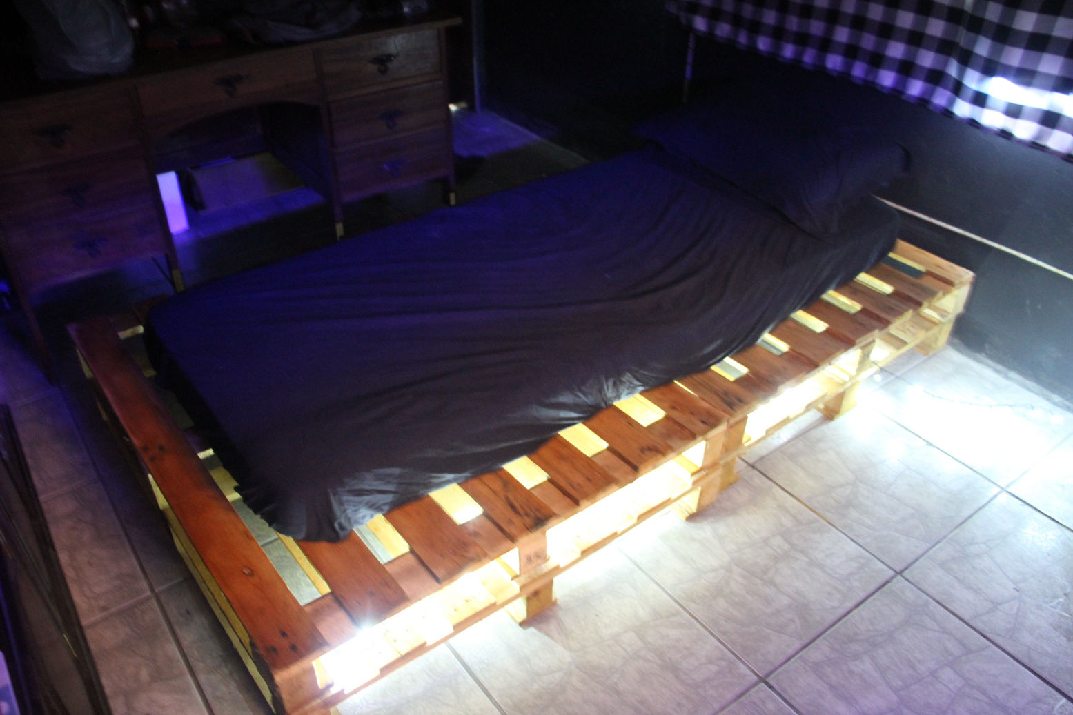 cama de madeira com led