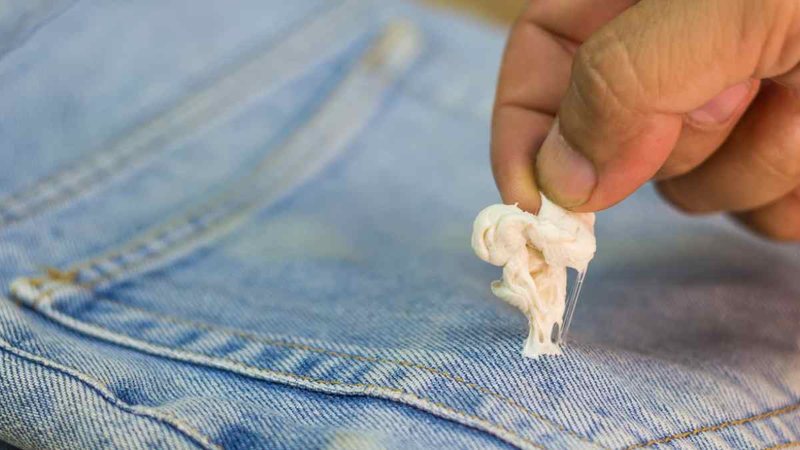 como tirar chiclete da roupa