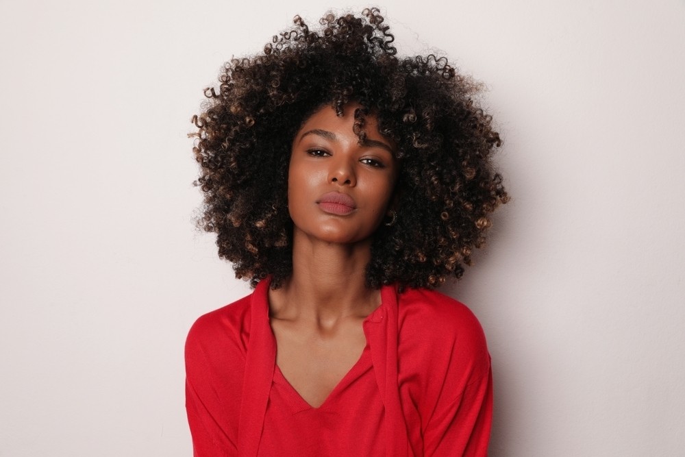 melhor corte de cabelo para rosto quadrado com testa larga