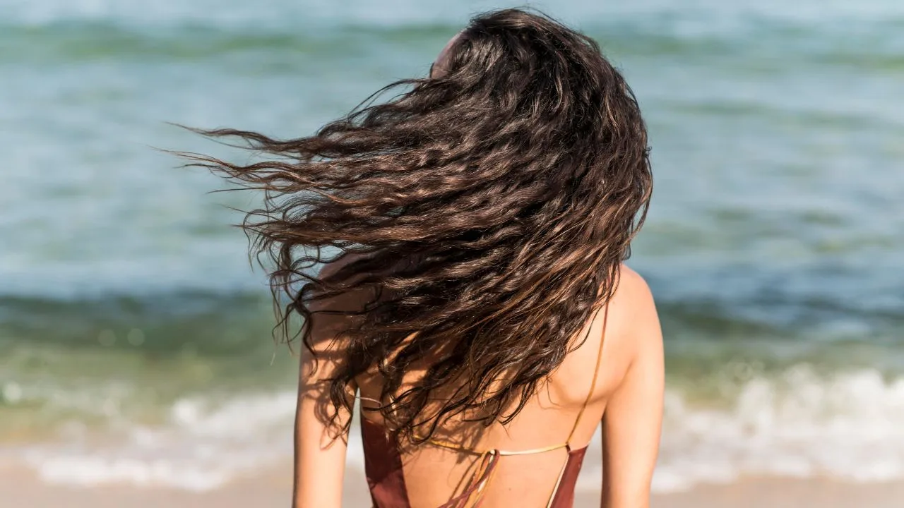 erros comuns ao cuidar do cabelo na praia