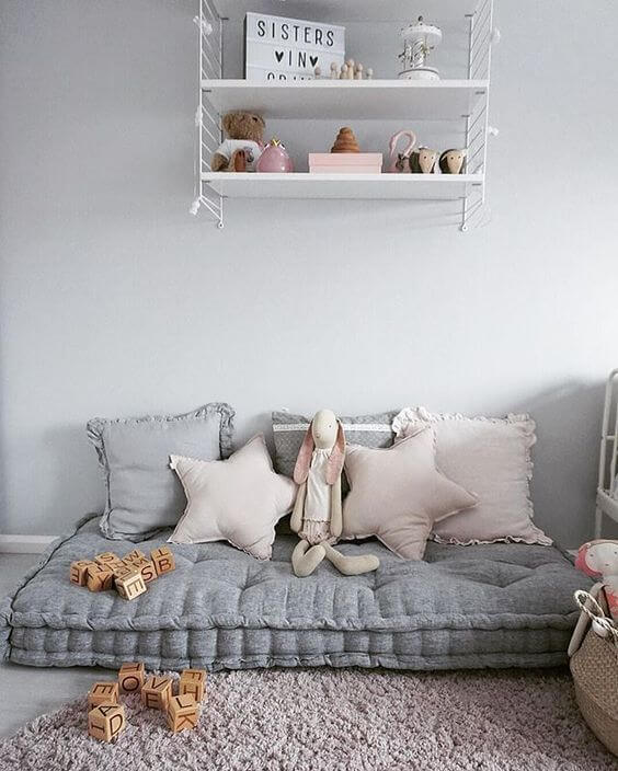 decoração de quarto com almofadões no chão