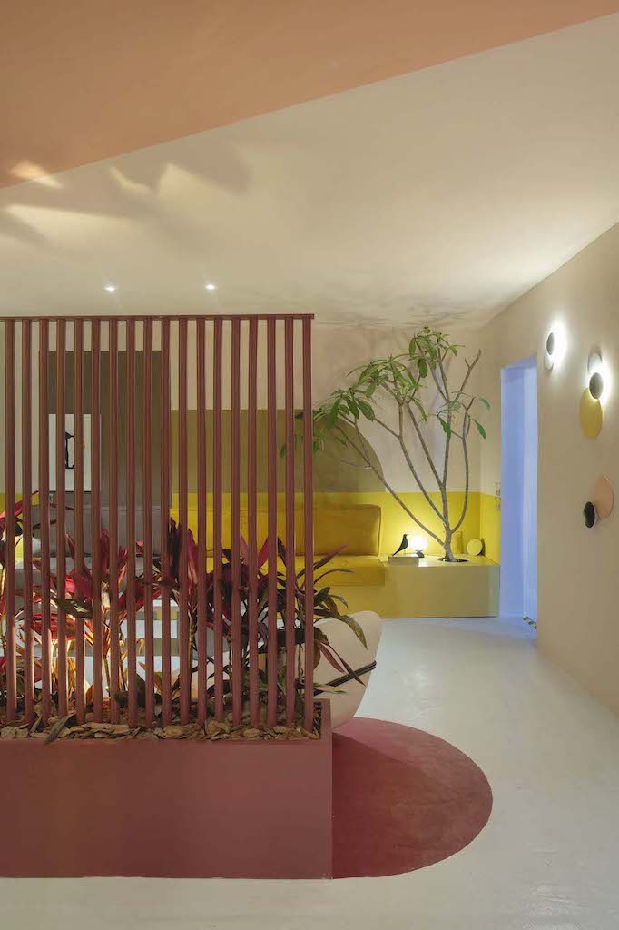 como fazer divisória de ambiente para quarto com estante vazada