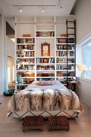 ideias de nichos para livros no quarto pequeno