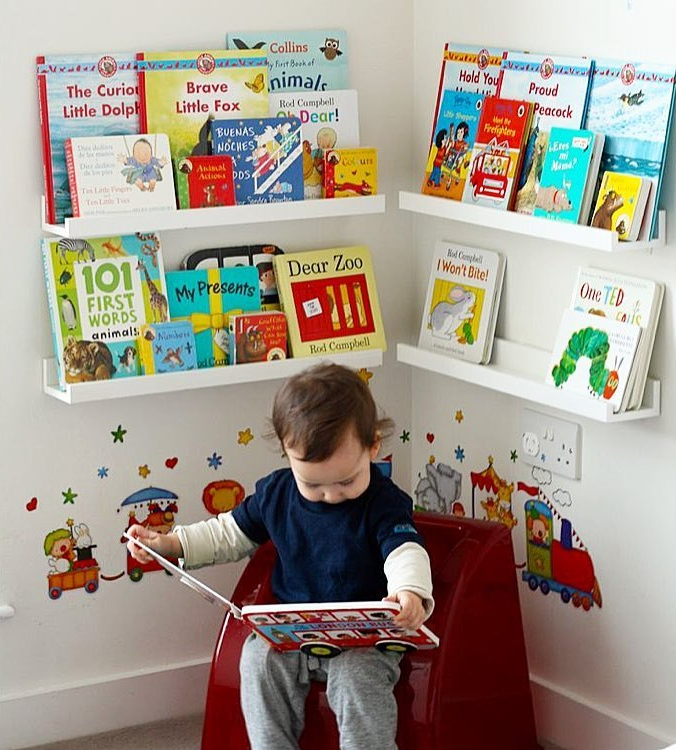 ideias de nichos para livros no quarto pequeno