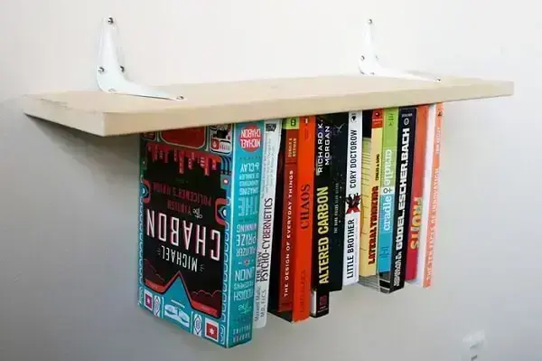 erros comuns ao organizar livros em nichos no quarto