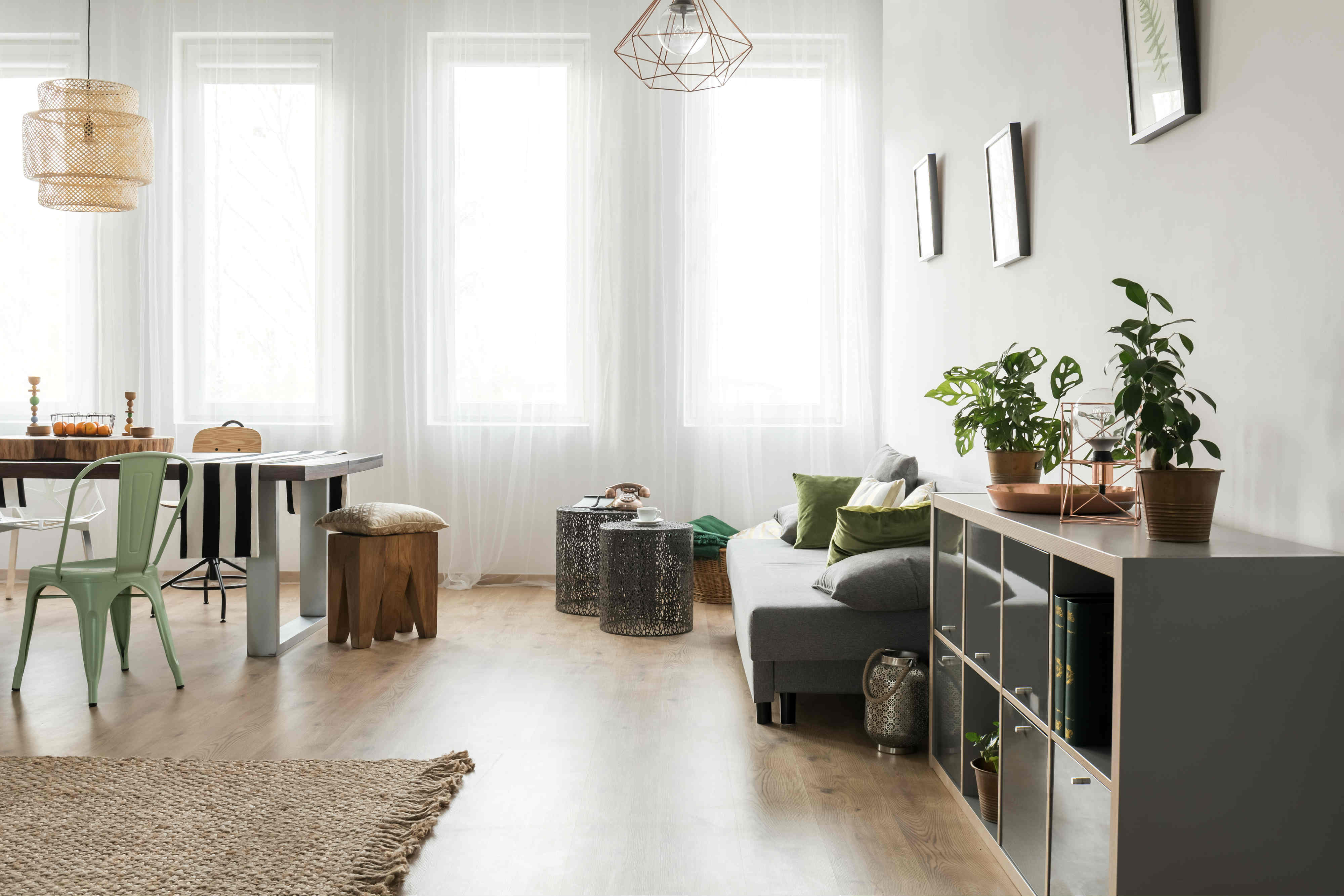 quarto com luz solar direta vs quarto com luz indireta