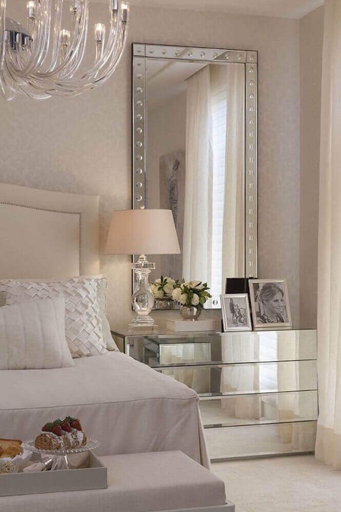 quarto com móveis espelhados