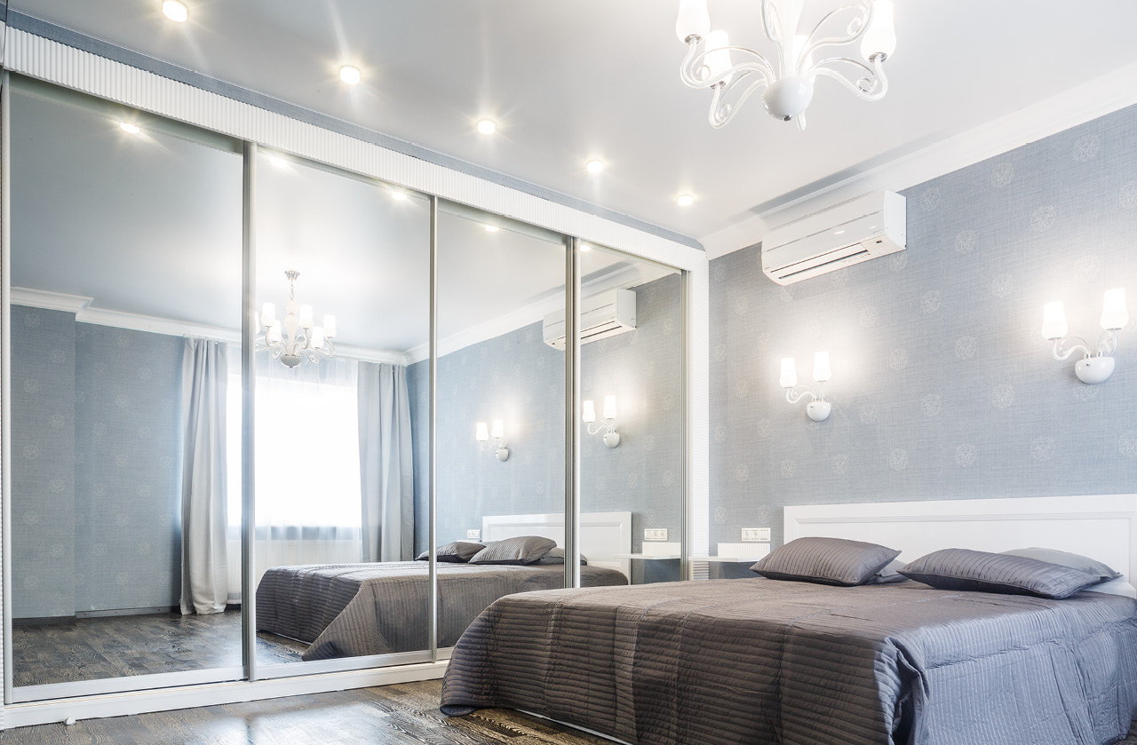 ideias de decoração quarto com móveis espelhados