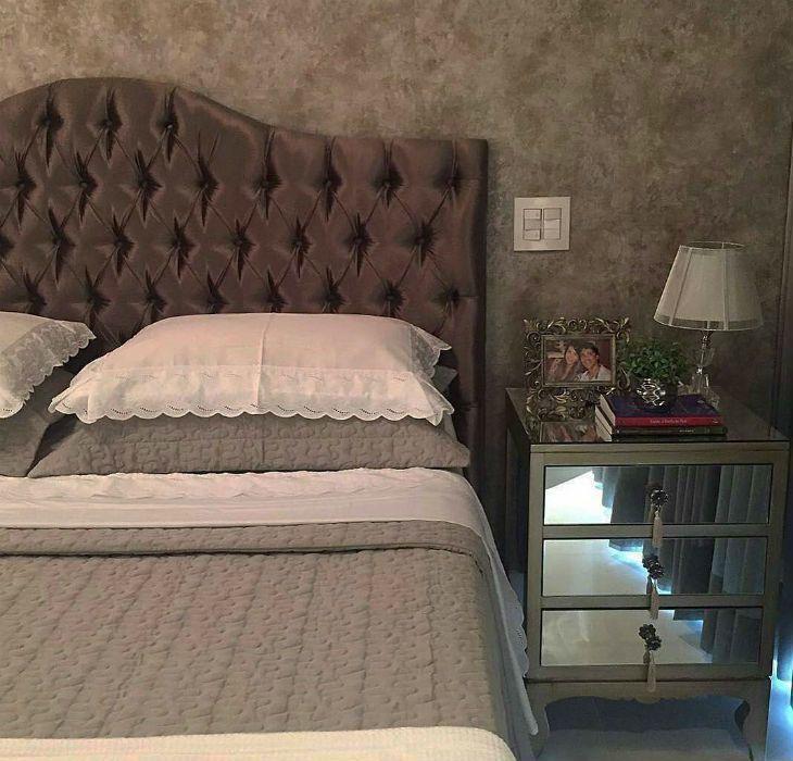quarto com móveis espelhados