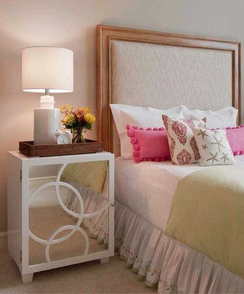 quarto com móveis espelhados