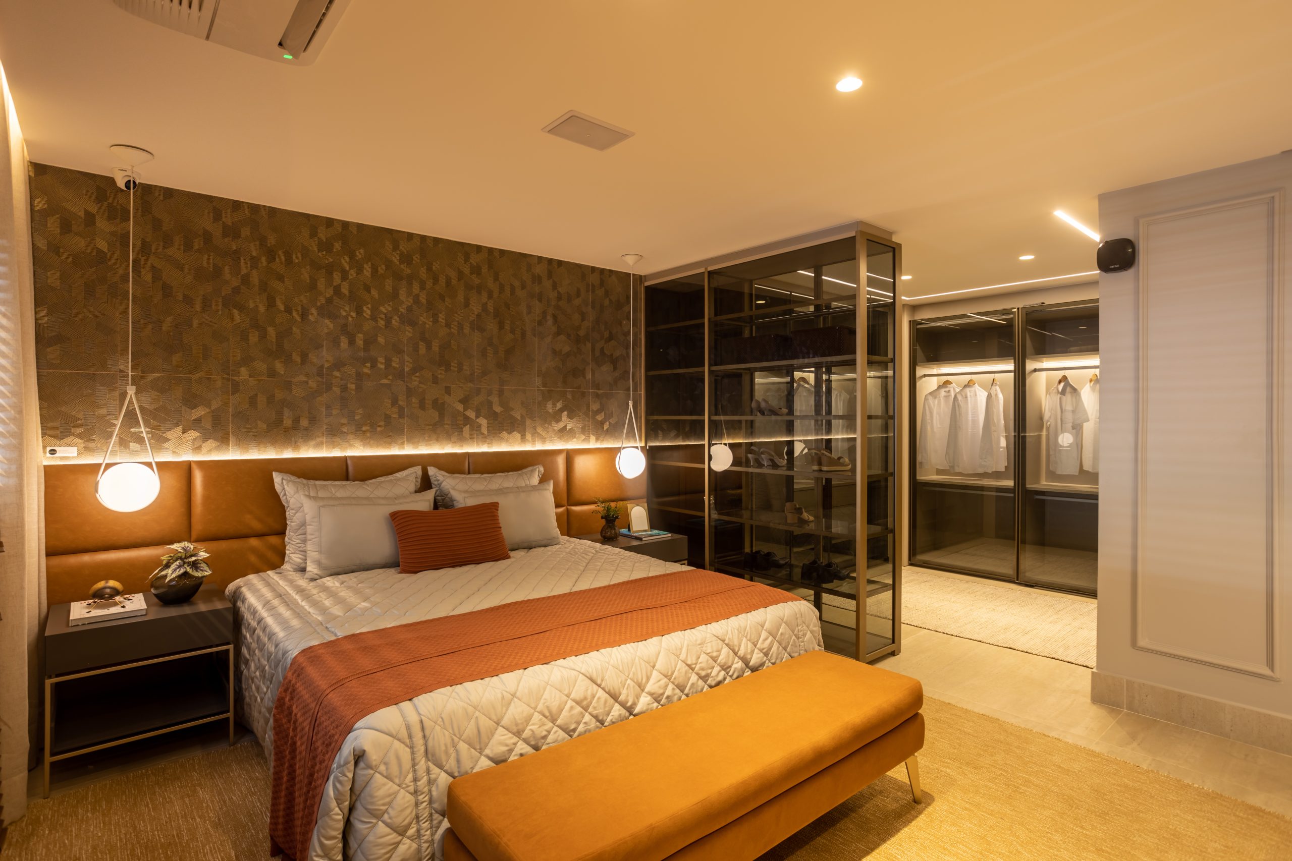 quarto com móveis espelhados