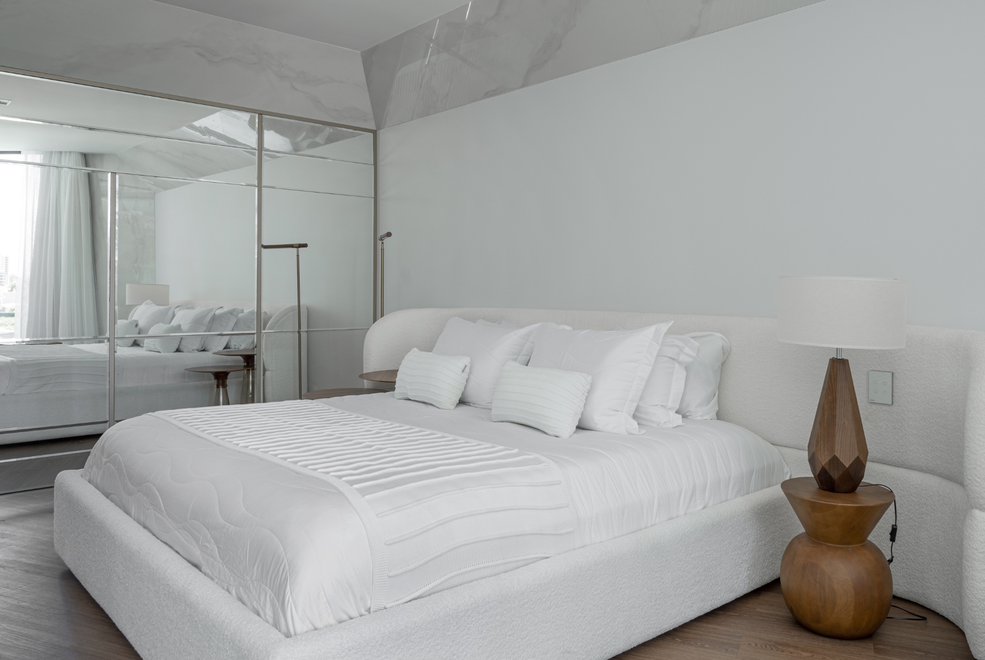 ideias de decoração quarto com móveis espelhados