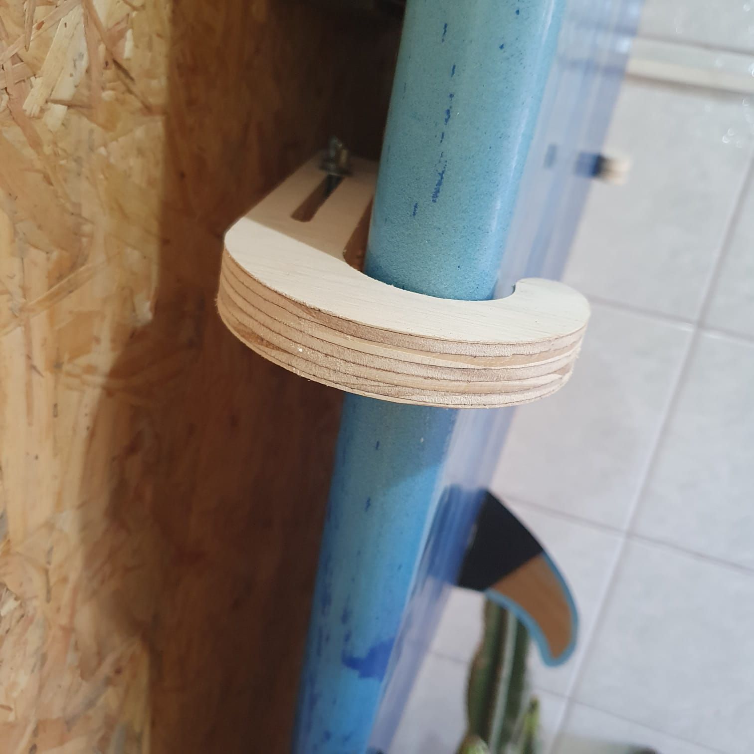 ideias de suporte de prancha de surf para quarto